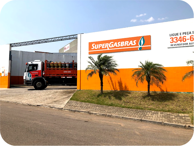 Fachada e caminhão de gás no sitio cercado, empresa Grupo Gás Master